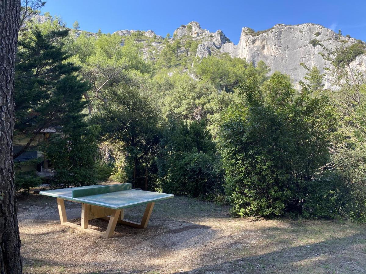 Camping De La Vallee Heureuse Orgon Bagian luar foto