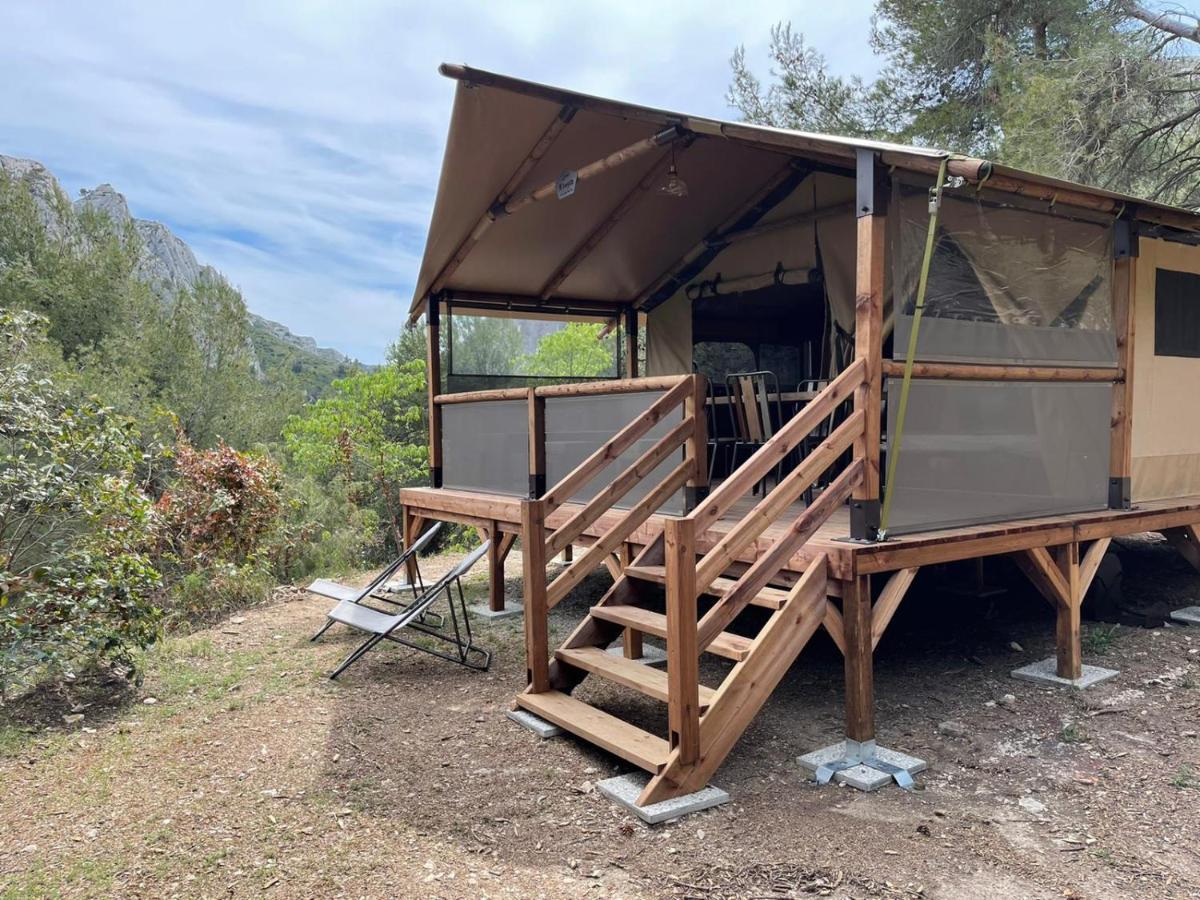 Camping De La Vallee Heureuse Orgon Bagian luar foto