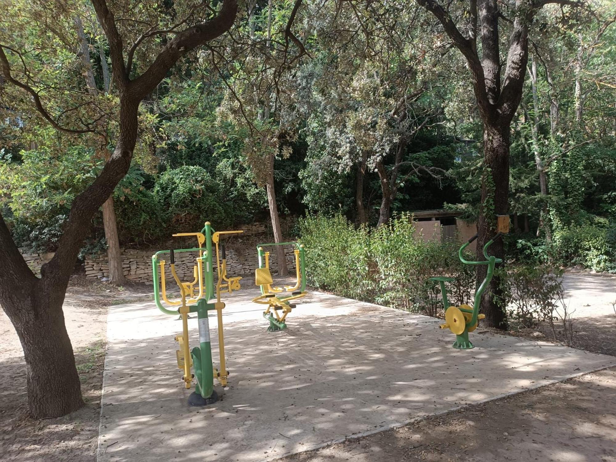 Camping De La Vallee Heureuse Orgon Bagian luar foto