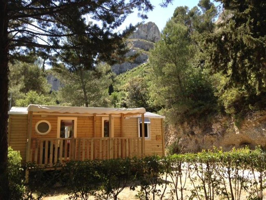 Camping De La Vallee Heureuse Orgon Ruang foto